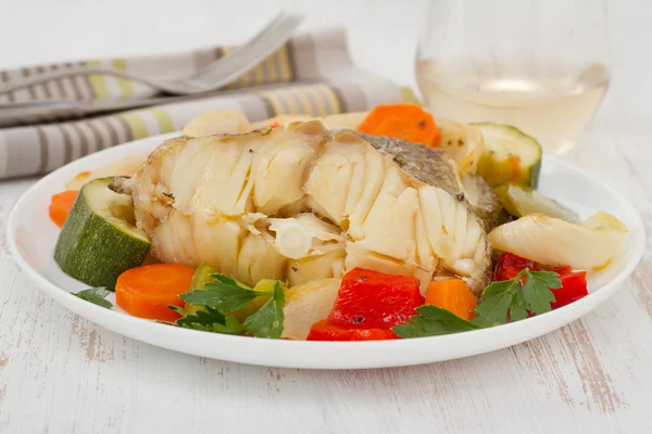 Balık haşlanmış sebzeler plaka — Stok fotoğraf
