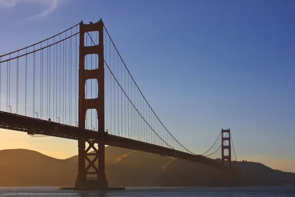 Golden Gate silta auringonlaskun aikana — kuvapankkivalokuva
