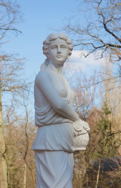 Belle statue dans le parc Bucha, Ukraine — Photo