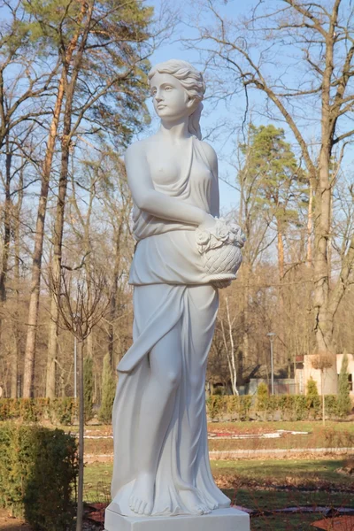Schöne Statue im Bucha-Park, Ukraine — Stockfoto