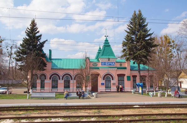 Old - fashioned treinstation in bucha, in een voorstad van Kiev, ukra — Stockfoto