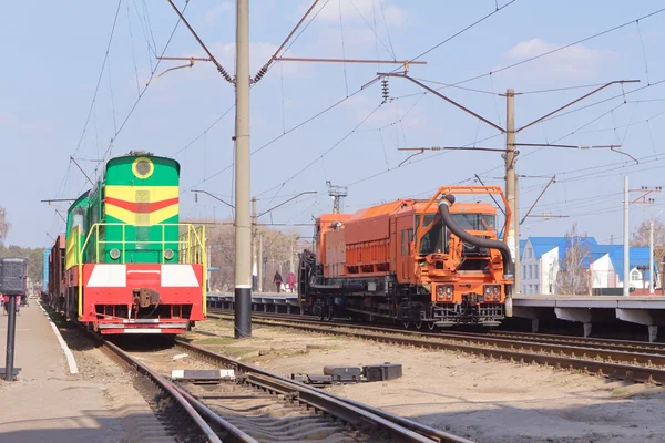 Il treno diesel multicolore e le macchine ferroviarie pesanti tr — Foto Stock