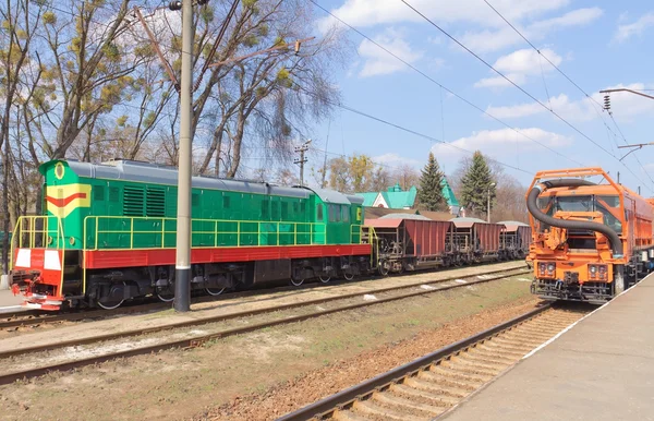 Der bunte Dieselzug und die schweren Eisenbahnmaschinen tr — Stockfoto
