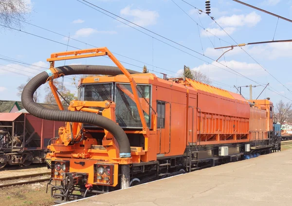Máquinas ferroviárias pesadas treinam na estação — Fotografia de Stock