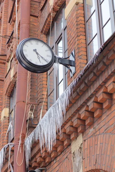 Eski saat ve buz üzerinde tuğla wal — Stok fotoğraf