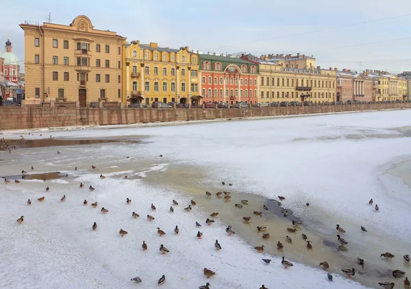 Winter stedelijke weergave, rivier fontanka in Sint-petersburg, Rusland — Stockfoto