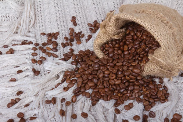 Grains de café dans un sac en toile — Photo