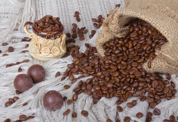 Dulces y taza de granos de café —  Fotos de Stock