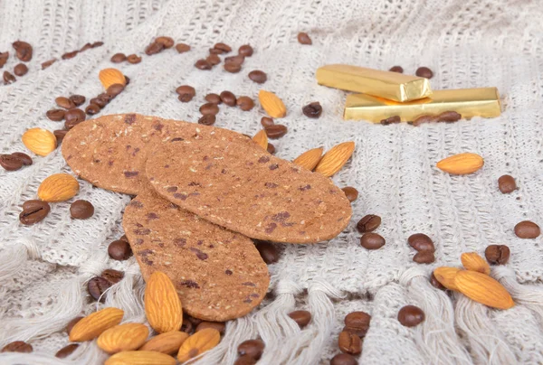Cookie, choklad med kaffebönor och nötter — Stockfoto