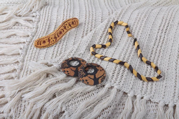Tekstil zemin üzerine ahşap Mücevherat — Stok fotoğraf