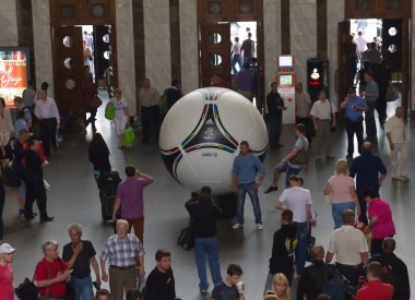 euro 2012 Polonya - Ukrayna, resmi matchball cen üzerinde