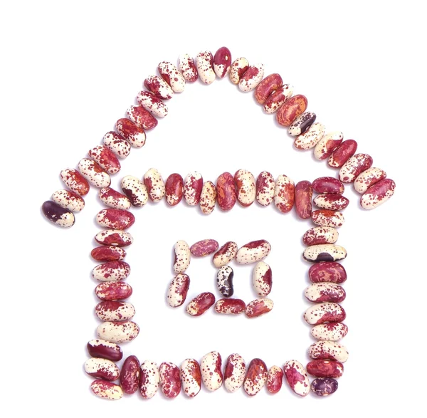 Haricot fazole ve tvaru domu na bílé — Stock fotografie