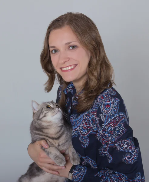 Młoda kobieta z kotem, studio fotografii — Zdjęcie stockowe