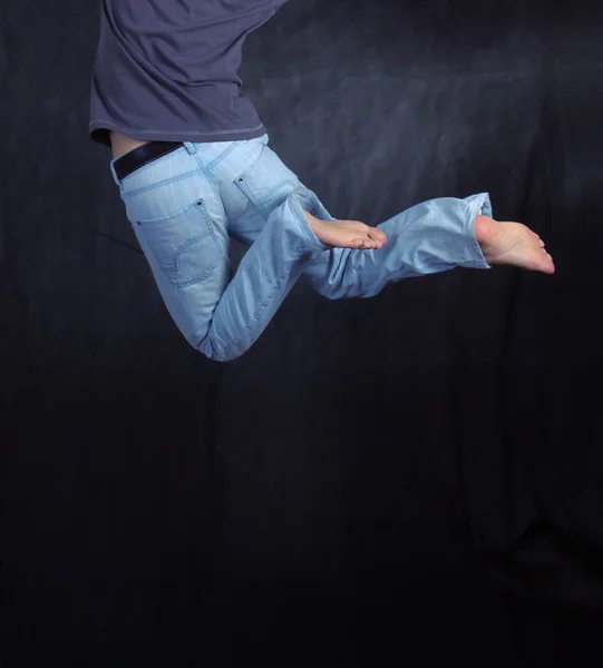 Homem pulando no fundo preto — Fotografia de Stock