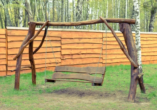 Balanço de madeira velha no jardim — Fotografia de Stock