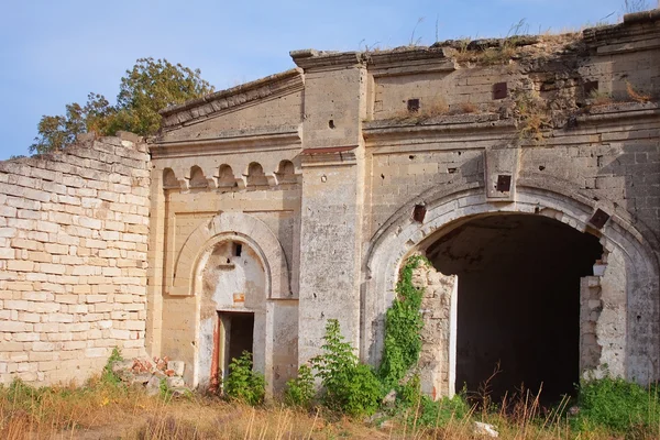 Склад боеприпасов в древней крепости в Керчи, Крым — стоковое фото