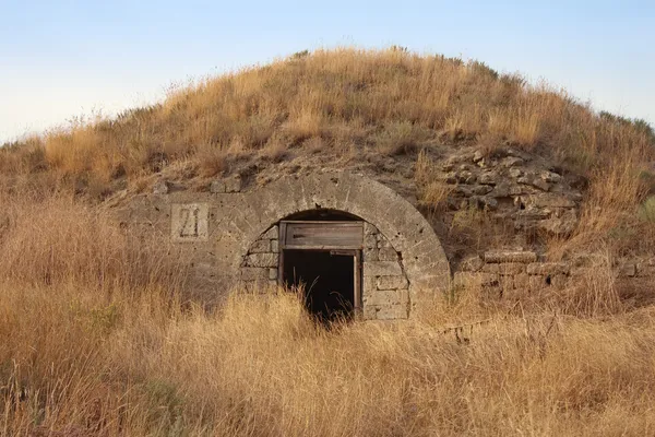 Склад боеприпасов в древней крепости в Керчи, Крым — стоковое фото