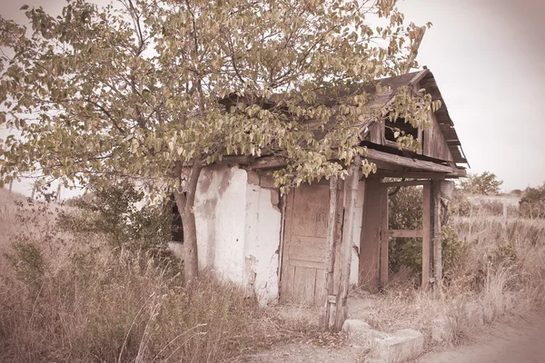 Casa antigua abandonada en estilo vintage —  Fotos de Stock