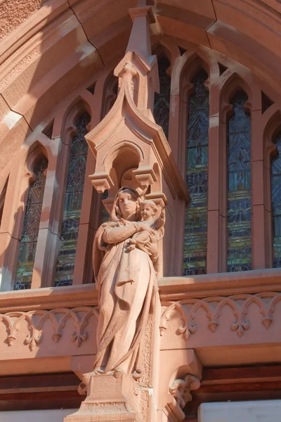 Statue of Madonna with child on the facade of St. Nicholas Roman — Stock Photo, Image