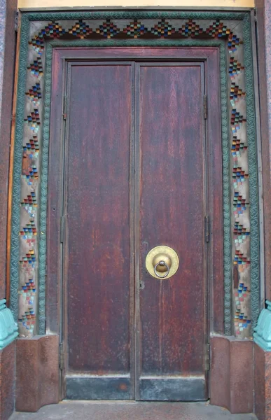Tapınak kapıları kapatın. Saint-petersburg Budist tapınağı gunze — Stok fotoğraf