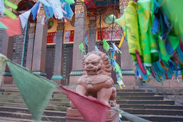 Lejon skulptur framför saint-petersburg buddhistiska tempel gunz — Stockfoto