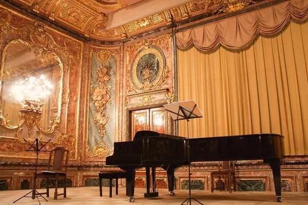 콘서트 그랜드 피아노 Polovtsov 맨션-건축가 집에서 — 스톡 사진
