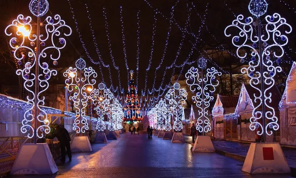 Julbelysning i saint petersburgs gatan — Stockfoto