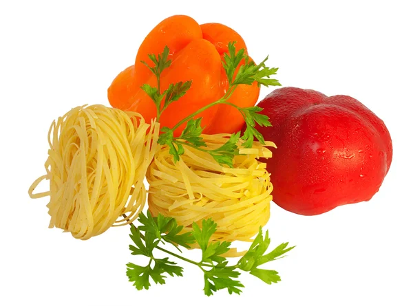 Makarna, biber ve domates üzerinde beyaz izole — Stok fotoğraf
