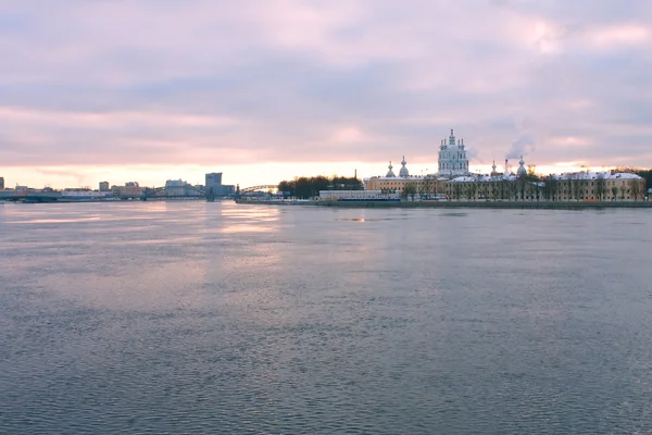 Смольный собор, мост Петра Великого и Нева в Санкт-Петербурге — стоковое фото