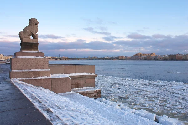 サンクトペテルブルク、ロシアで中国の帝国のライオン — ストック写真
