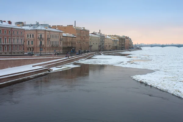 Кутузовская набережная и замерзшая река Нева, Санкт-Петербург, Россия — стоковое фото