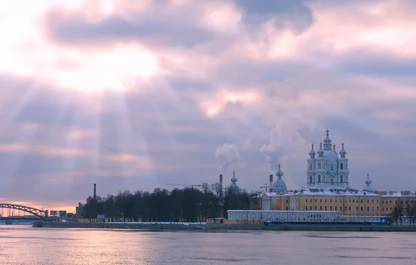 Σμόλνι καθεδρικό ναό και Νέβα ποταμού στην Αγία Πετρούπολη, Ρωσία — Φωτογραφία Αρχείου