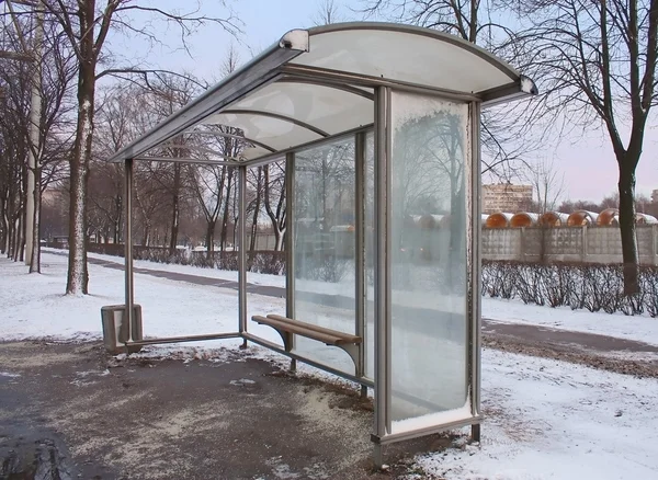 Пустая автобусная остановка — стоковое фото