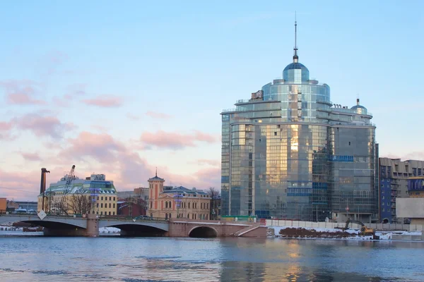 Pont Sampsonievsky et bâtiment moderne à Saint-Pétersbourg, Russi — Photo