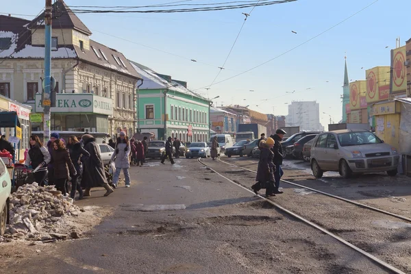 Centrale markt district en gebarsten weg in kazan, Republiek van — Stockfoto
