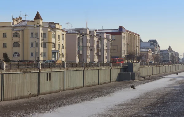Городской замороженный канал Булак в Казани, Татарстан, Россия — стоковое фото