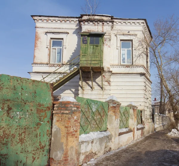 Antigua casa de madera con balcón en el centro de Kazán, Rusia — Foto de Stock