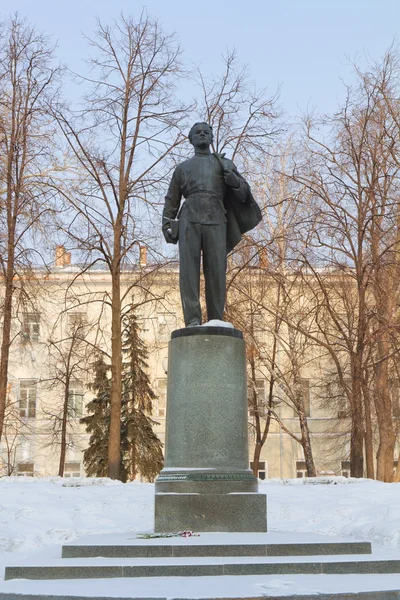 Standbeeld van jonge lenin tegenover de kazan state university, ru — Stockfoto