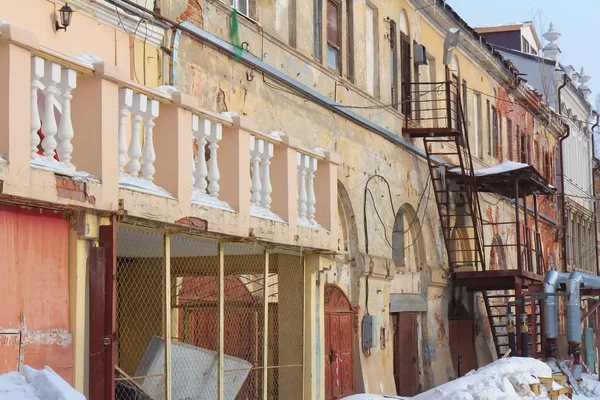Παλιό εγκαταλελειμμένο σπίτι στο κέντρο του Καζάν, Ρωσία — Φωτογραφία Αρχείου