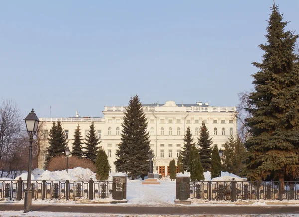 Schönes Gebäude und Platz an der Kremlevskaja Straße in Kasan, r — Stockfoto