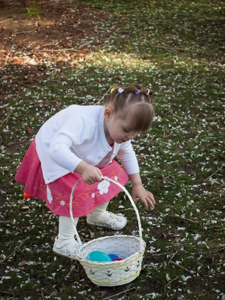 Criança em Easter Egg Hunt — Fotografia de Stock
