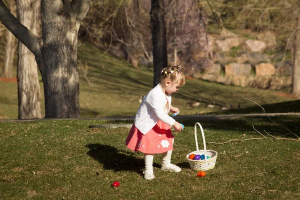 Niño pequeño en la búsqueda de huevos de Pascua —  Fotos de Stock