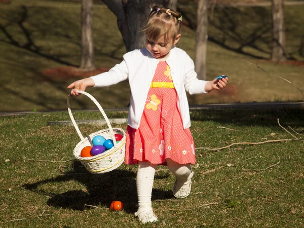 Peuter op eieren zoeken met Pasen — Stockfoto