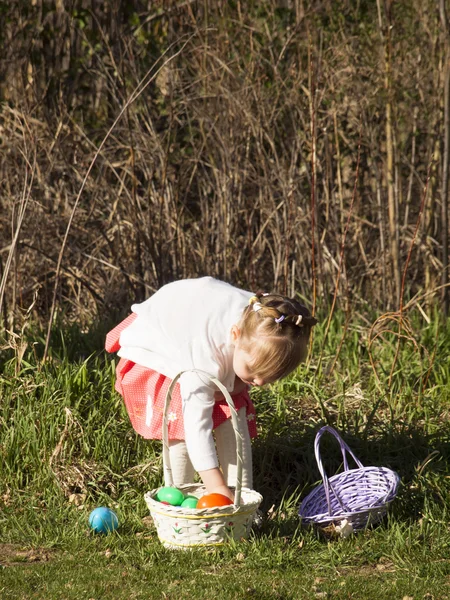 Småbarn på easter egg hunt — Stockfoto