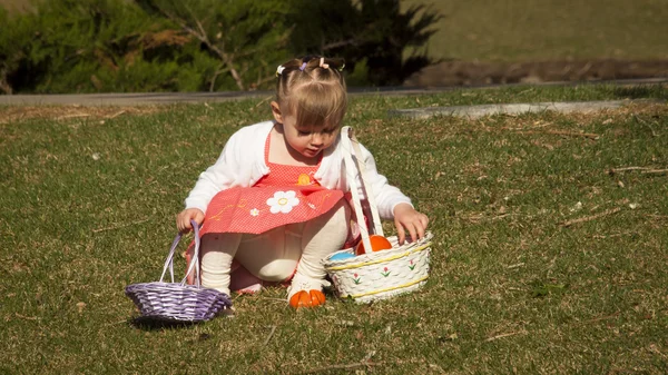 Criança em Easter Egg Hunt — Fotografia de Stock