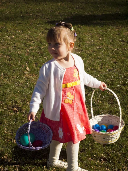 Paskalya yortusu yumurta avlamak üstünde yürümeye başlayan çocuk — Stok fotoğraf