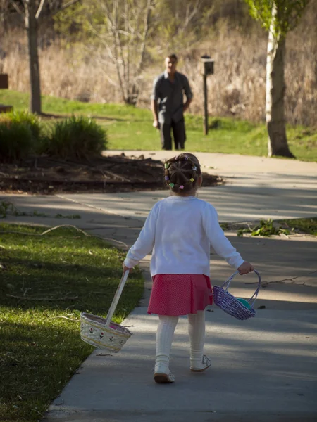 Criança em Easter Egg Hunt — Fotografia de Stock