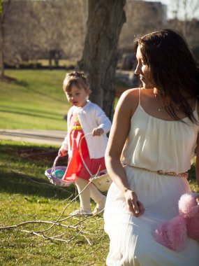 Paskalya yortusu yumurta avlamak üstünde yürümeye başlayan çocuk