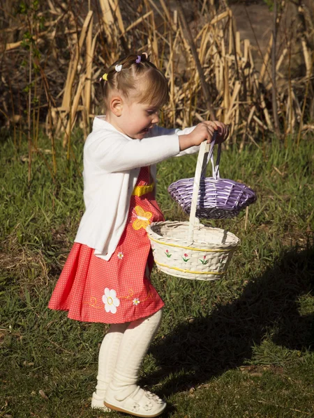 Peuter op eieren zoeken met Pasen — Stockfoto