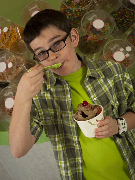 Dondurulmuş yoğurt yeme — Stok fotoğraf